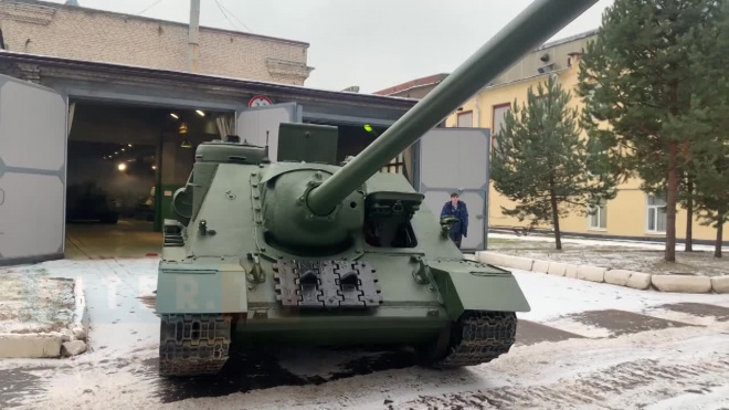 Видео: в Стрельне готовят Т-34 и СУ-100 к участию в парадах Победы 