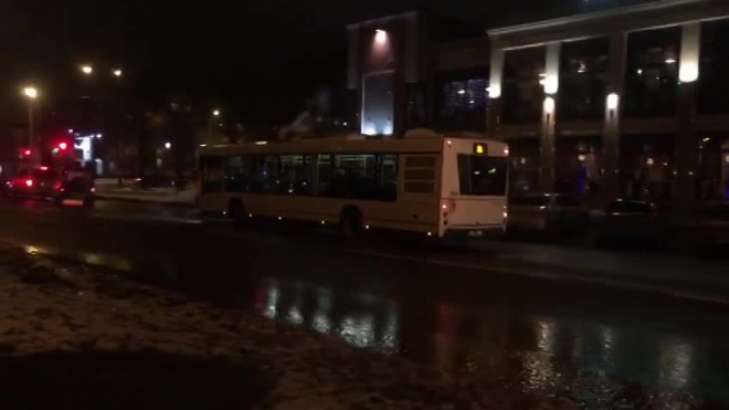 Видео: Бассейную улицу залило холодной водой из-за прорыва трубы