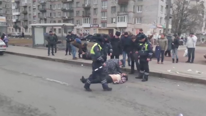 Видео с пр.Ветеранов, где иномарка сбила двух пешеходов, опубликовали в сети