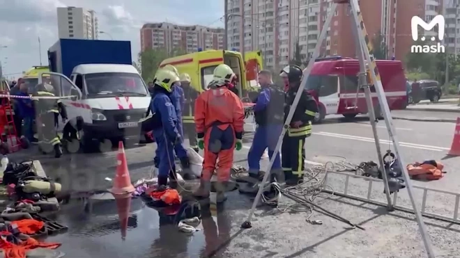 На юго-востоке Москвы рабочие провалились в канализационный колодец