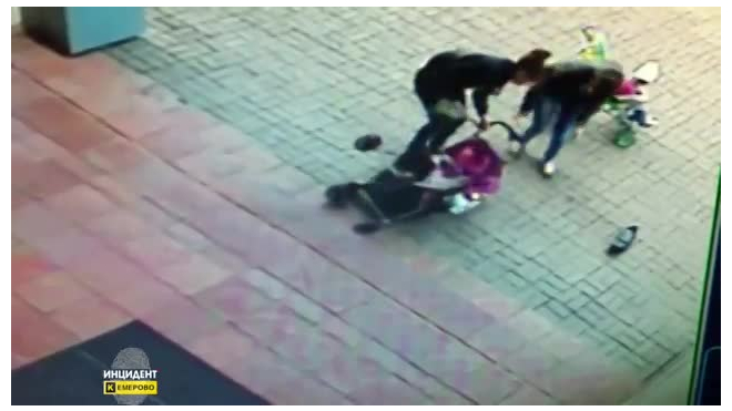 В Кемерово мать уронила ребенка в коляске лицом в асфальт, крепко держа телефон