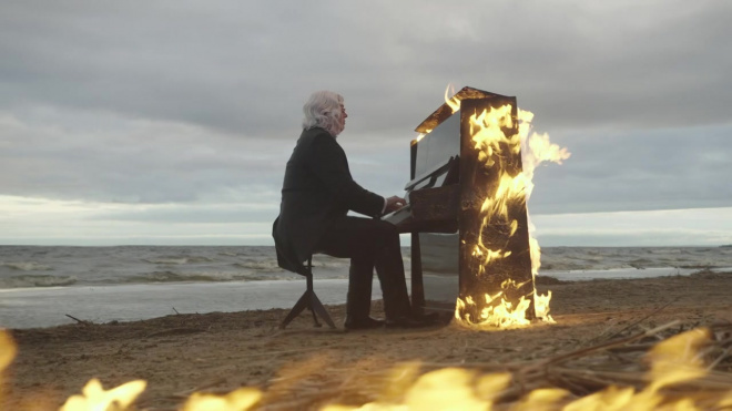 Дотла: слепой пианист сыграл Рихтера на горящем пианино на берегу Финского залива