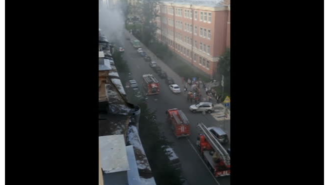 Пожар на Кавалергардской 20: жильцам помогают спуститься пожарные