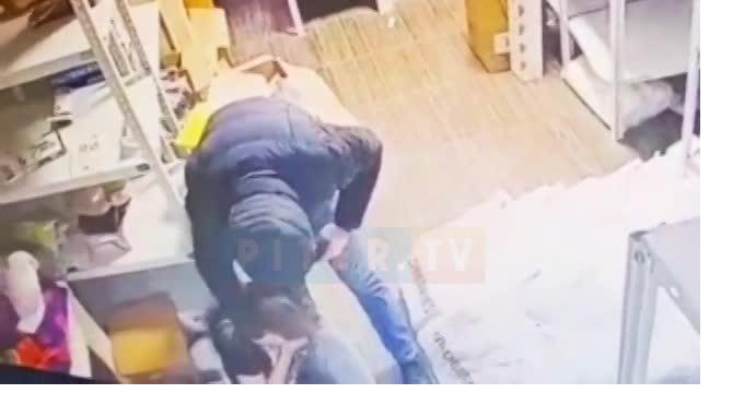 Неизвестный с пистолетом напал на отделение интернет-магазина на юге Петербурга