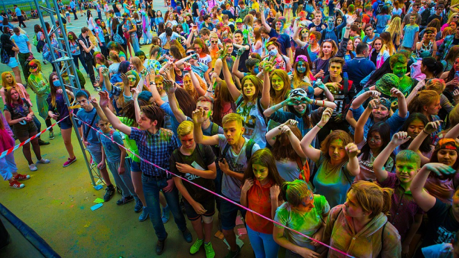 Девочка-подросток отравилась алкоголем на фестивале красок в Петербурге