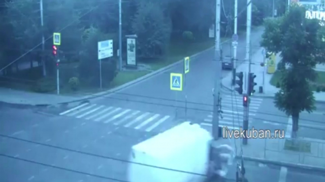 Смертельное видео из Краснодара: В ДТП с мотоциклом и микрофургоном погибли все