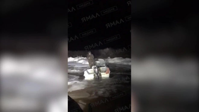 Операция по спасению вмерзших в лед россиян попала на видео