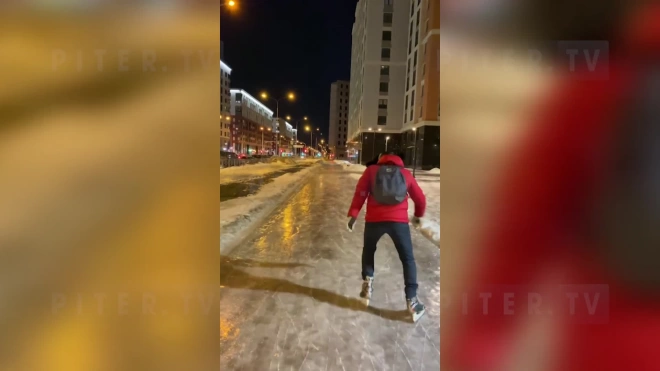 Петербуржцы справляются с наледью с помощью коньков на Парфеновской улице
