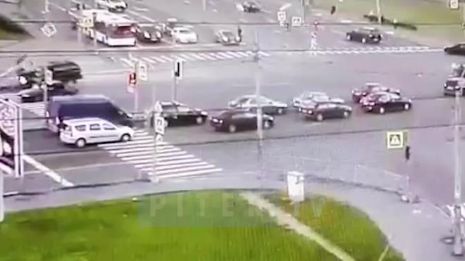 Видео: легковушка заставила другое авто дрифтовать на проезжей части и снести дорожный знак во Фрунзенском районе