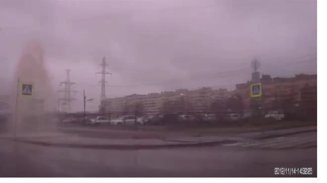 Видео: очередной фонтан от петербургского ЖКХ