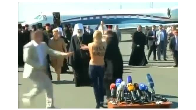 Видео топ-лесс нападения FEMEN на патриарха Кирилла, активистка села на 15 суток