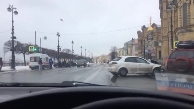 Видео ДТП в Петербурге: 4 машины столкнулись на Васильевском