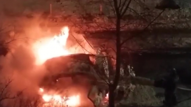 Видео: в Гагарине на улице Строителей полностью сгорела машина