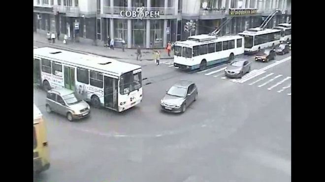 Автобус стал причиной ДТП на Васильевском острове