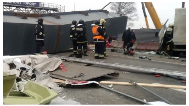 Под Петербургом на шоссе обрушилась строящаяся развязка: один человек погиб, один ранен