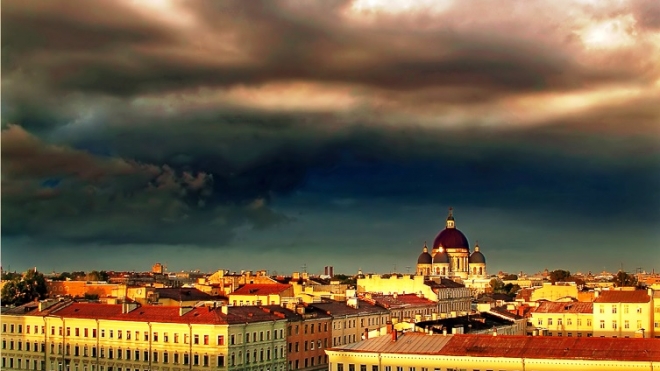 Шторм с ливнем и градом надвигается на Петербург