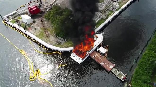 Видео с места ЧП: Во Флориде из-за взрывов на борту судна пострадали 13 человек 