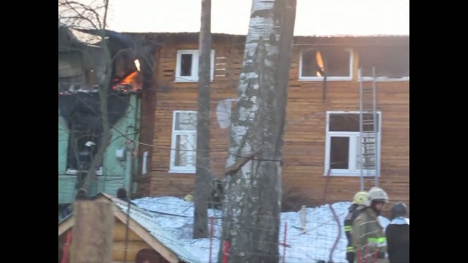 Пожар на улице Корякова в Озерках удалось локализовать. Первые кадры