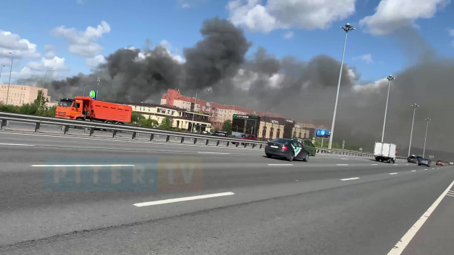 Видео: на Пулковском шоссе горит производственное здание 