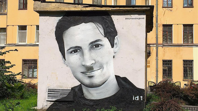 У портрета Павла Дурова в Петерубрге появились усы, как у Гитлера