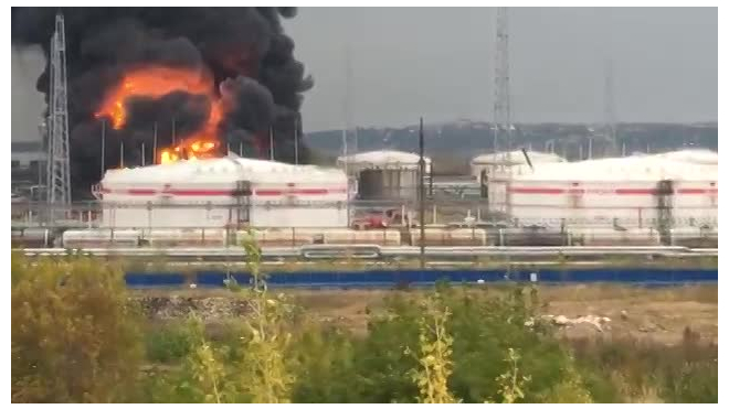 В Нижегородской области горит нефтеперерабатывающий завод "Лукойл"