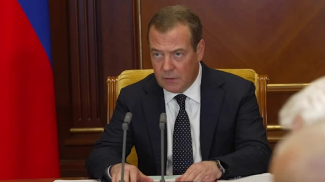 Медведев призвал сохранять рабочие места за проходящими военную службу