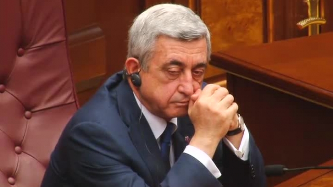 Президент Армении опять спит на трибуне