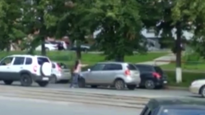 Неадекватное видео из Уфы: Девушка с сумкой напала на автомобиль