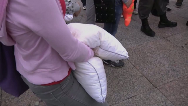 Полиция пресекла бой подушками. Стражи порядка разогнали флешмоб