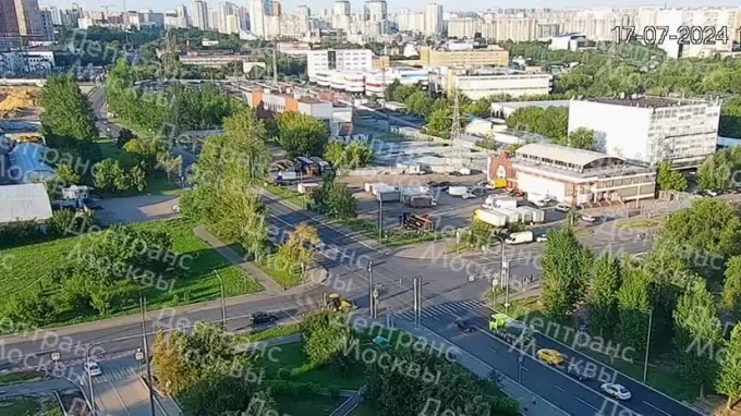 В Москве произошло столкновение двух грузовиков и мотоцикла