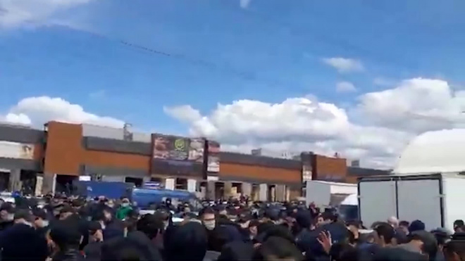 В Москве торговцы протестуют у рынка из-за повышения стоимости аренды