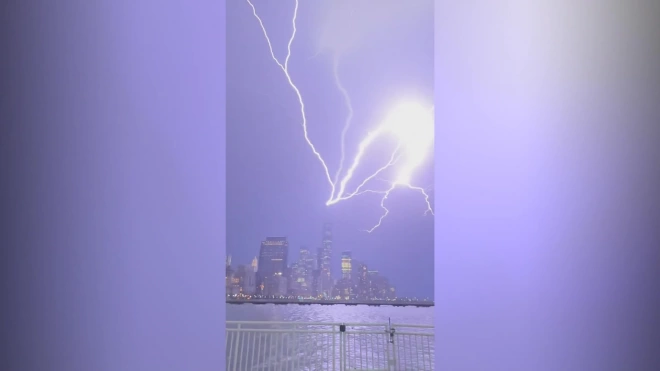 В здание Всемирного торгового центра в Нью-Йорке ударила молния