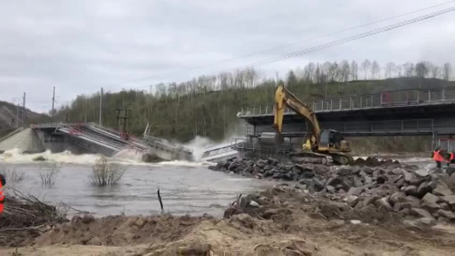 Под Мурманском в воду рухнул железнодорожный мост