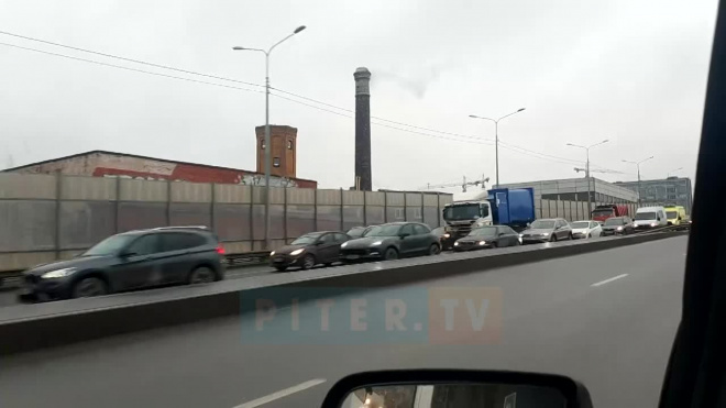 В Василеостровском районе на мосту Бетанкура застряла фура. Собралась огромная пробка