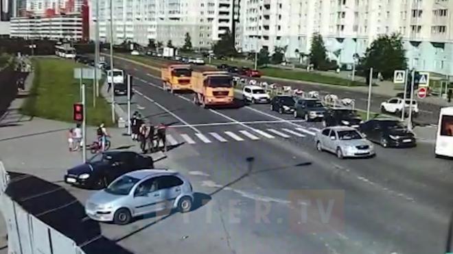 Видео: злоумышленники напали на электромонтажника "Северных верфей" на Маршала Захарова