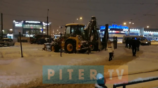 Петербуржцы заметили у метро "Старая деревня" необычный трактор