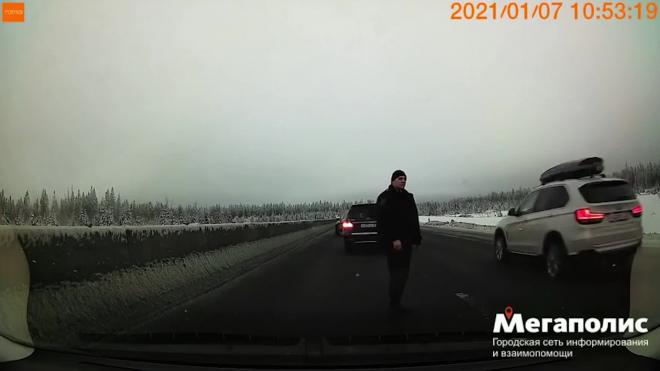 Странный дорожный конфликт на трассе "Сортавала" с преследованием двух "Мерседесов" попал на видео