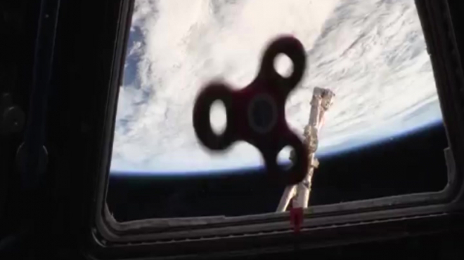 Космическое видео от NASA: Астронавты поигрались со спиннером в невесомости