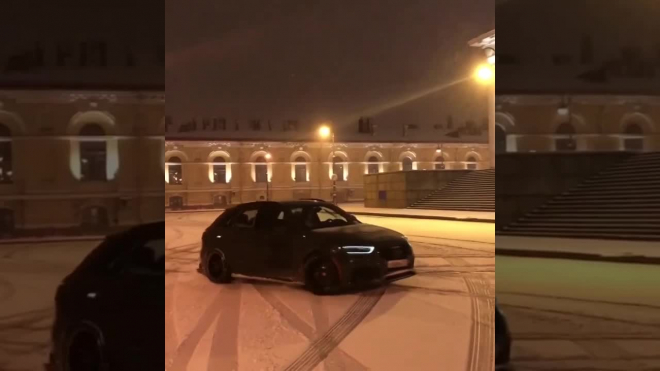 Видео: лихач устроил дрифт около здания Биржи в Петербурге