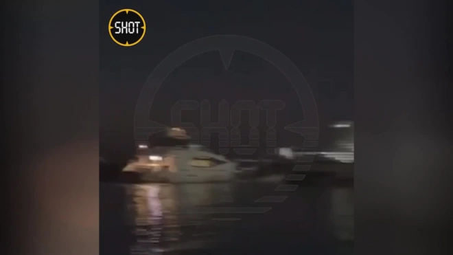 Во Владивостоке яхта снесла несколько лодок