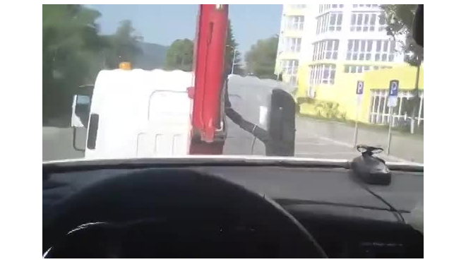 В Сочи эвакуатор забрал машину вместе с водителем