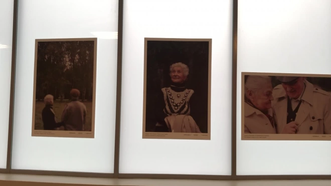 В Пулково открылась фотовыставка о любимых местах встреч пожилых людей