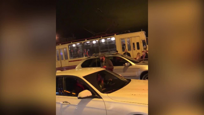 У станции метро "Улица Дыбенко" кавказцы с рациями перекрыли водителям проезд