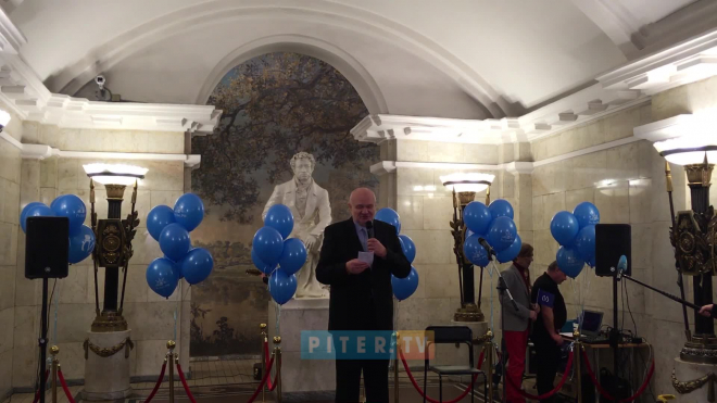 На Пушкинской в день рождения метро петербуржцы читают стихи