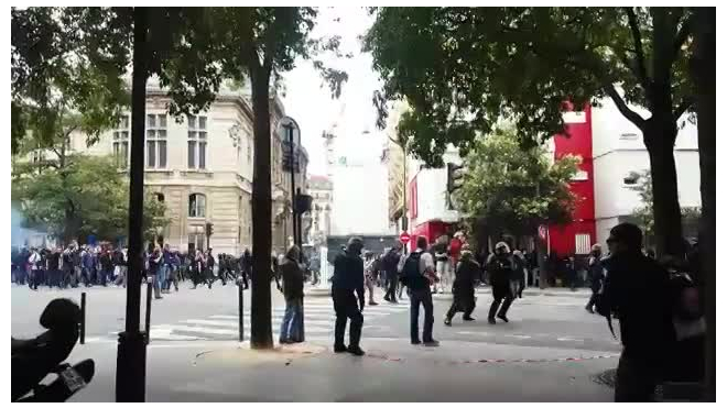 Появилось видео столкновений протестующих в Париже и полиции