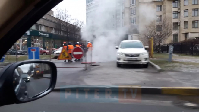 На Большеохтинском проспекте из-под асфальта повалил пар