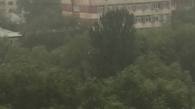 После урагана в Алматы снесло крыши домов