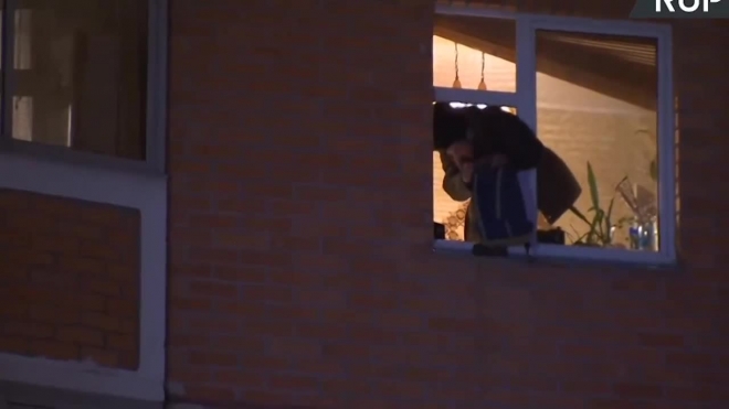 Видео: Мужчина, который удерживал заложников в Москве, прыгнул из окна