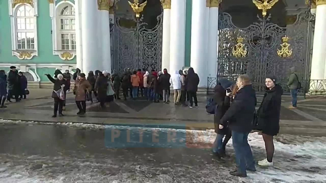 В Петербурге эвакуировали посетителей и сотрудников Эрмитажа