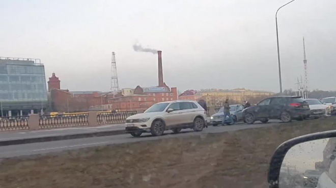 Массовая авария на Пироговской набережной полностью перекрыла движение по одной из полос